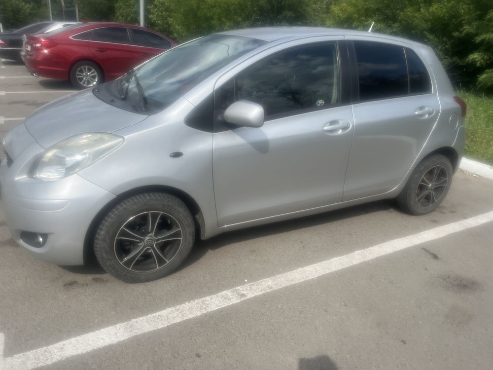 Toyota yaris 1.3 2010 года