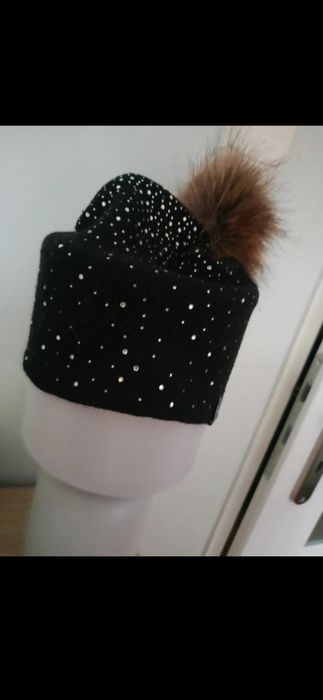 czapka damska zdobiona pompon