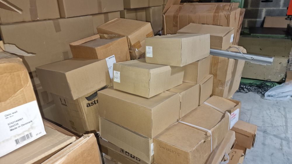 Lote recheio de material eletrico reguas luminarias projectores de luz
