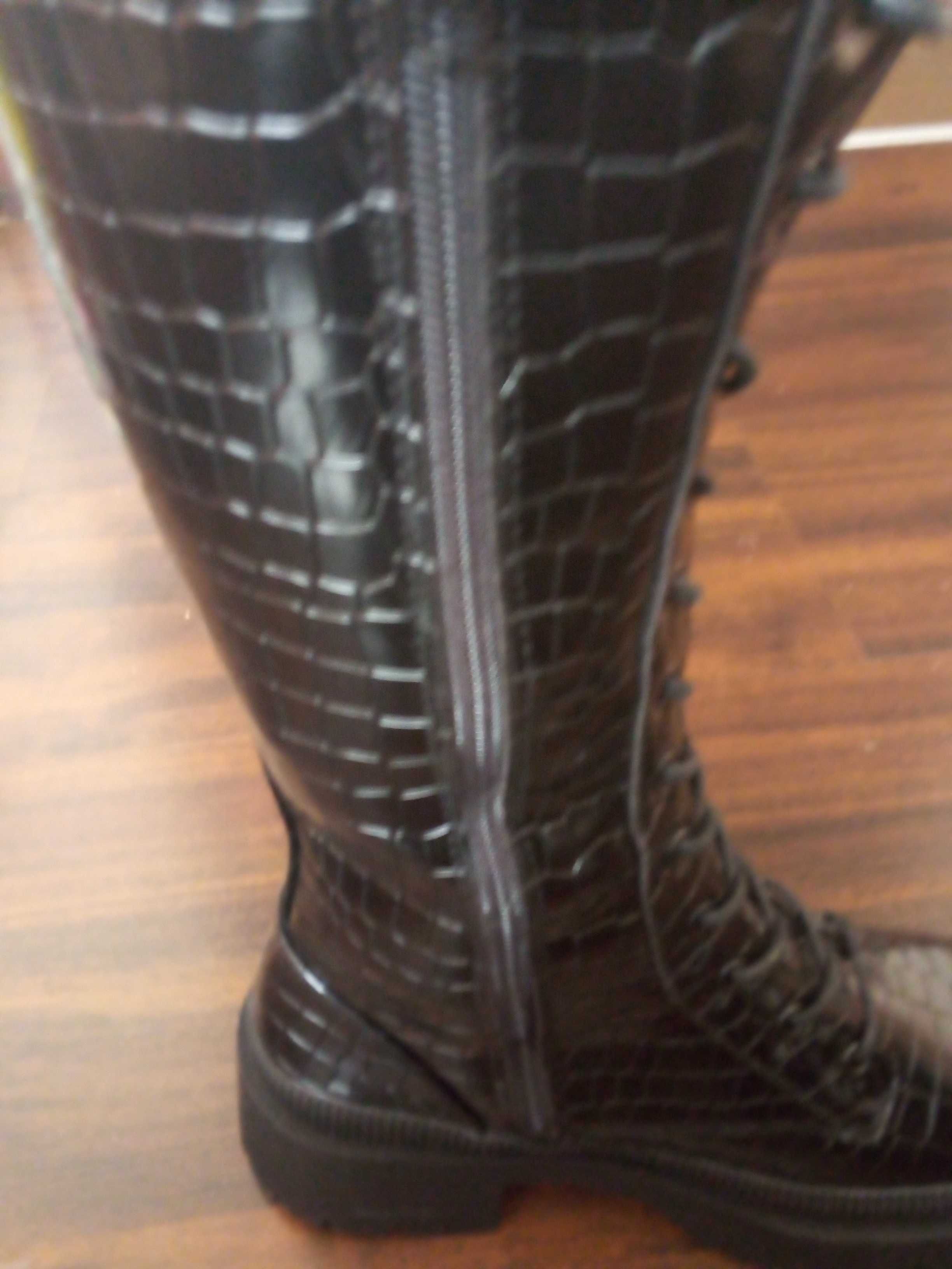 buty czarne na grubej podeszwie  z cholewą,  krokodyli wzór