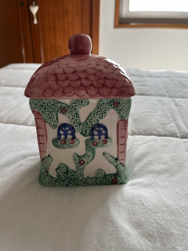 Pote da coleção “A casa de campo” da Avon