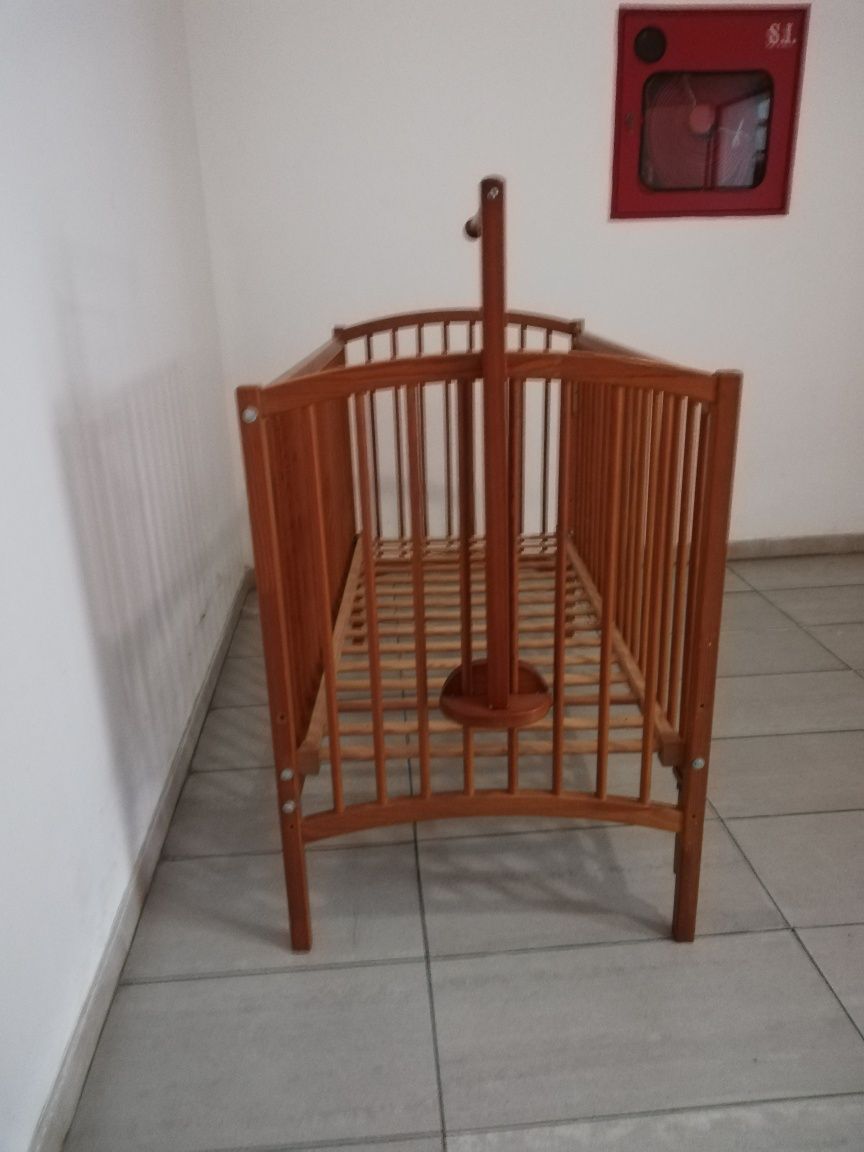 Berço para bebé em madeira