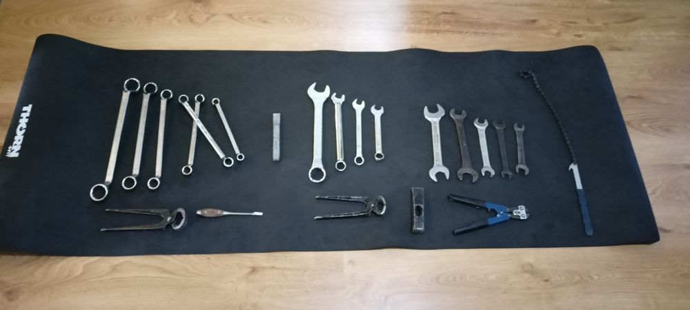 Zestaw narzędzi po ojcu, klucze (płaskie, oczkowe) obcęgi, młot, lewar