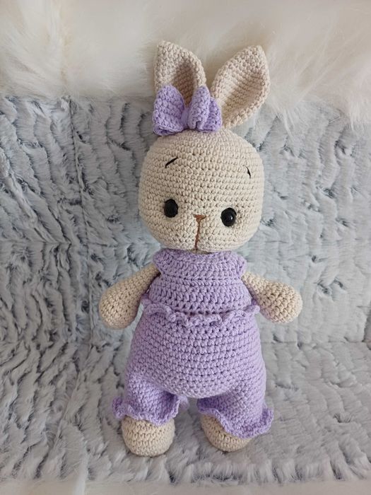 Зайчик в'язаний.