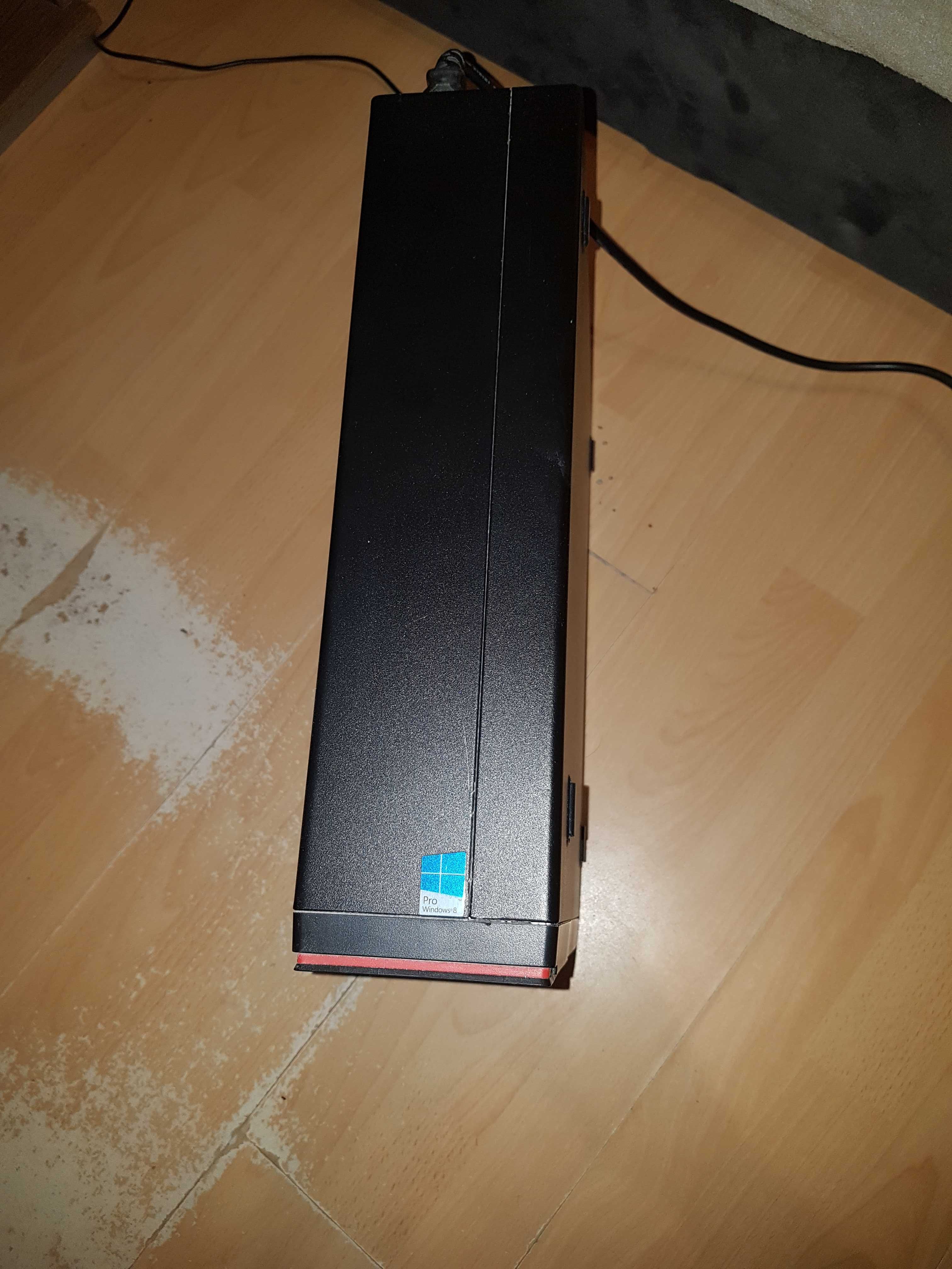 Komputer stacjonarny Fujitsu z systemem Windows 10