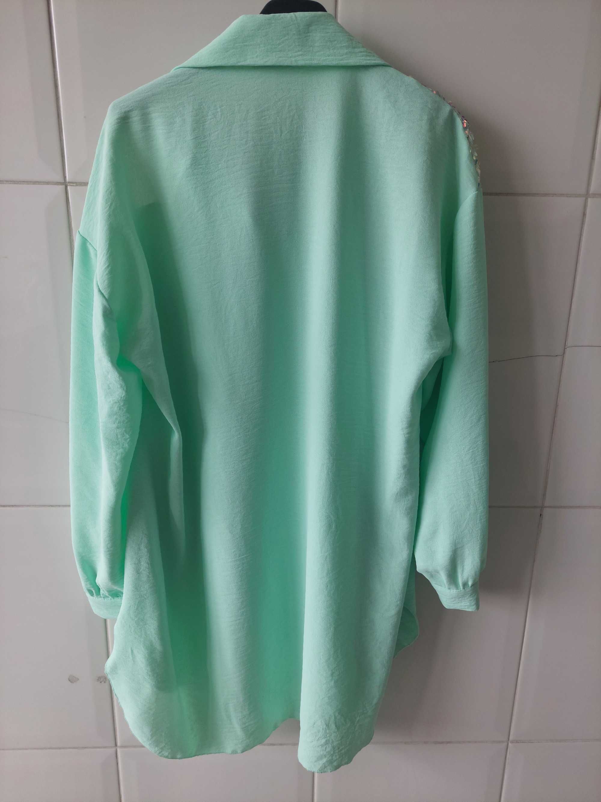 Camisa verde agua com aplicaçao de lantejoulas