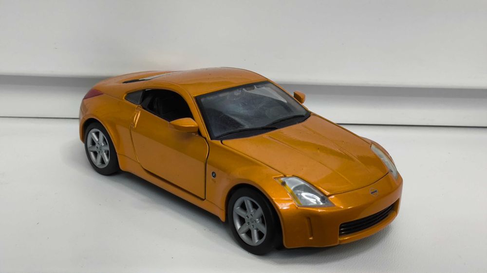 Модель, машинка Nissan 350Z 1.24 Maisto