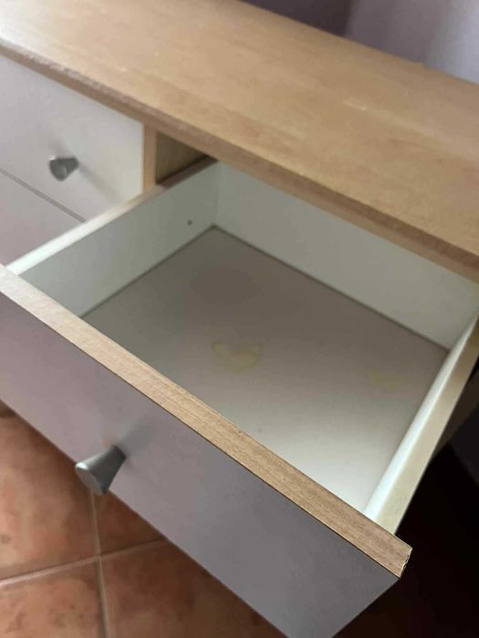 Cómoda com 8 gavetas