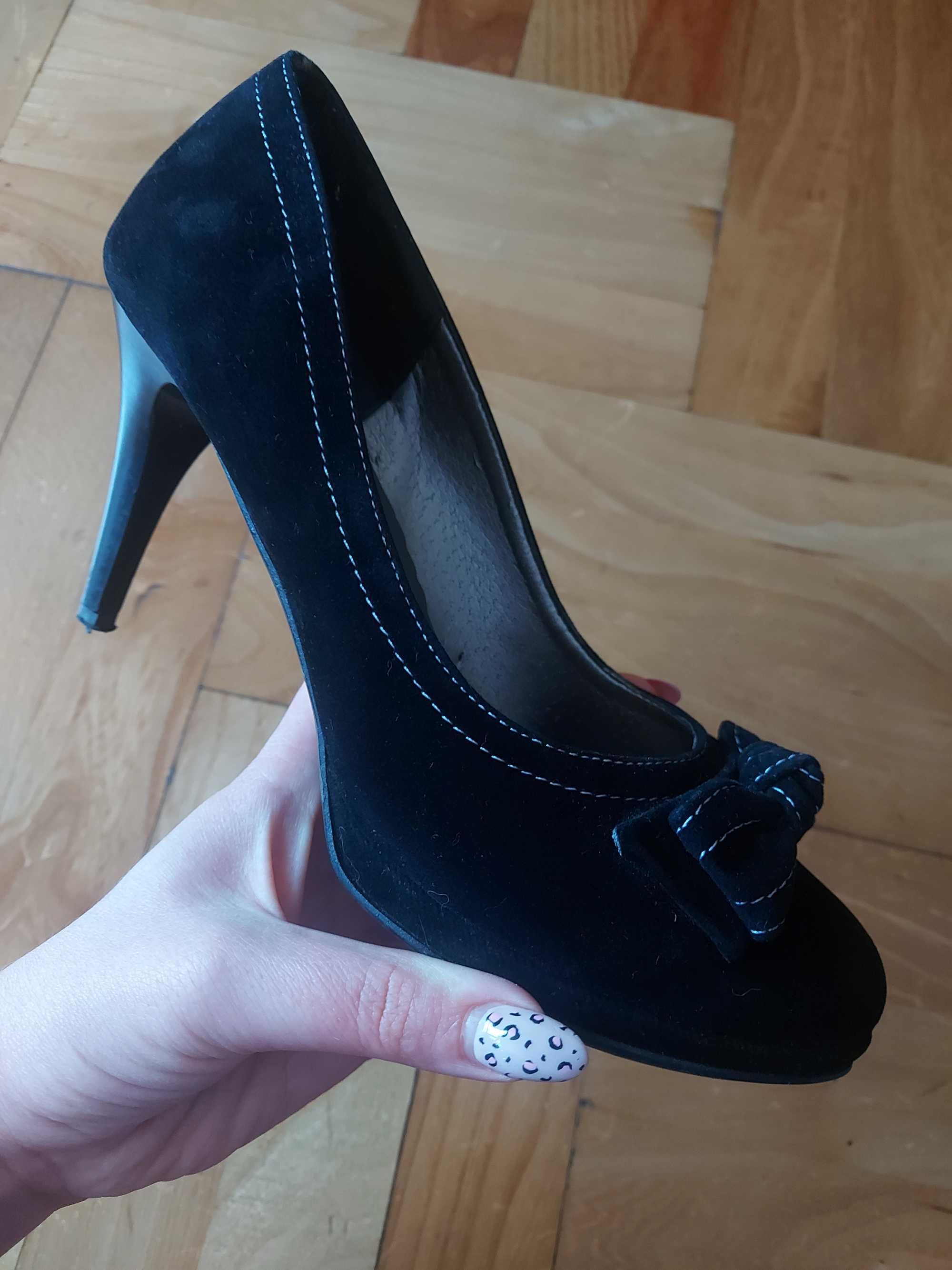 Eleganckie welurowe buty na obcasie 9cm z ozdobną kokardką, rozmiar 38