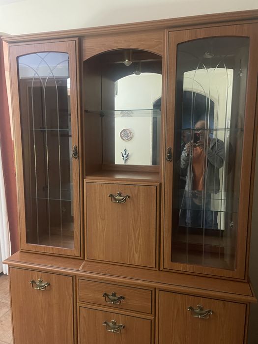 Armario e vitrina em perfeito estado de conservacao