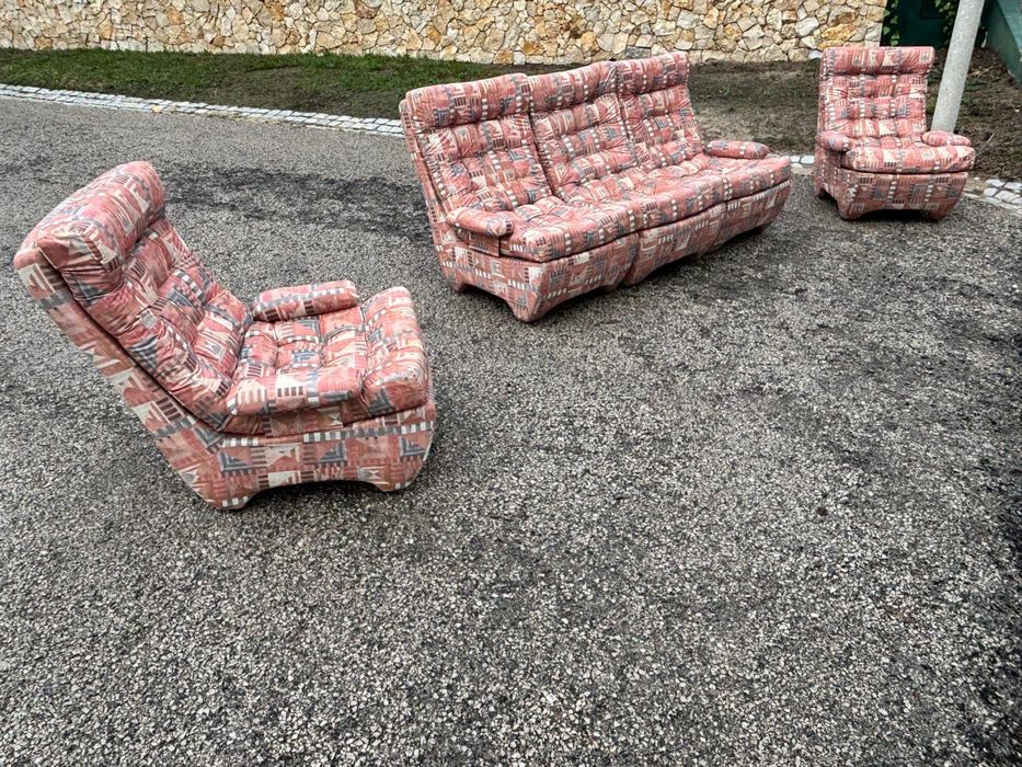 5 sofás - 2 individuais (120€) e 3 que formam um conjunto (130€)