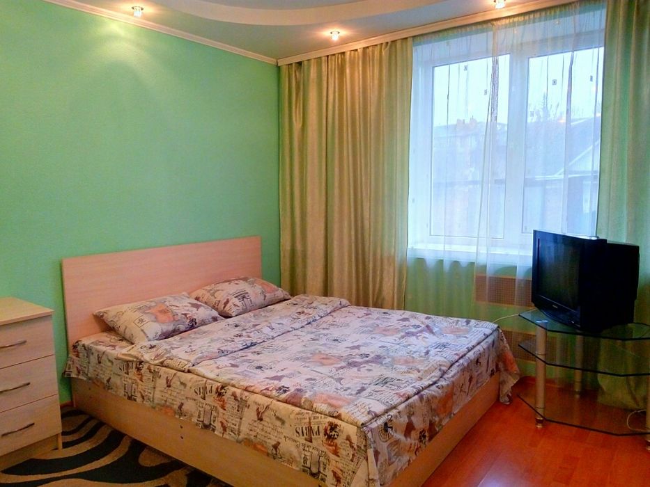 1-кім. Центр. "Злата плаза". Дзеркальна шафа навпроти ліжка. Подобово.