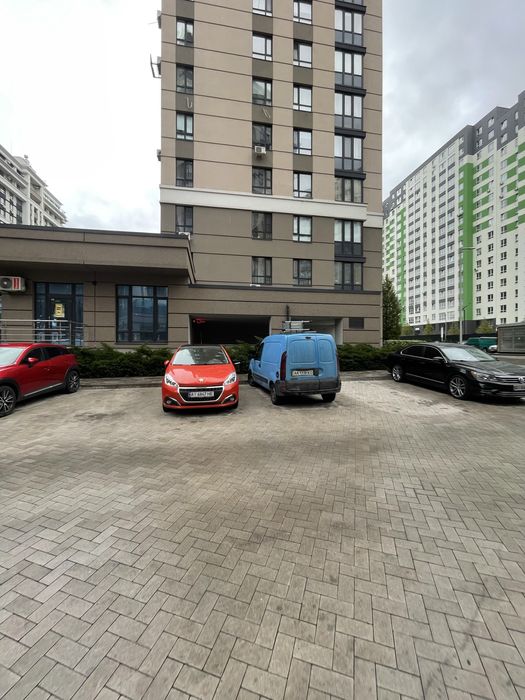 Величезне паркомісце 26 м2 в жк Центральний із кладовкою