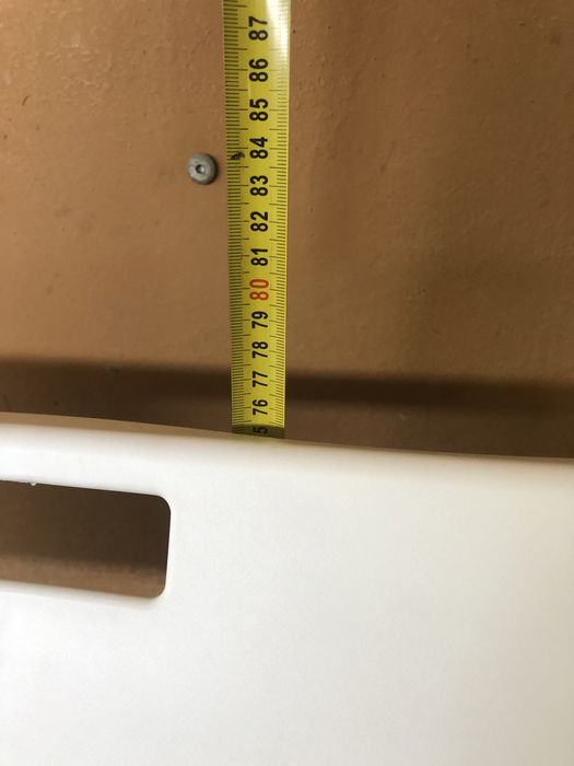 Białe krzesła ogrodowe składane