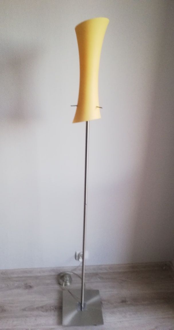 Lampa stojąca do salonu