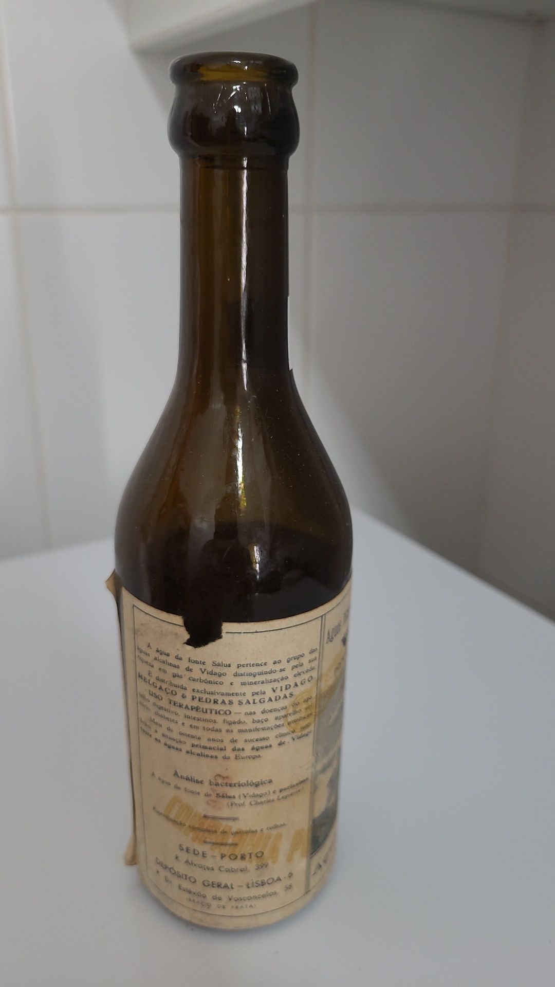 Antiga garrafa de água em vidro da marca Vidago c/rótulo de papel