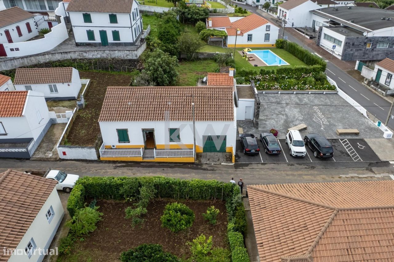 Moradia Isolada V3+2, com garagem e quintal, com estacionamento ao lad
