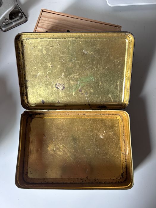 Caixa de lata antiga