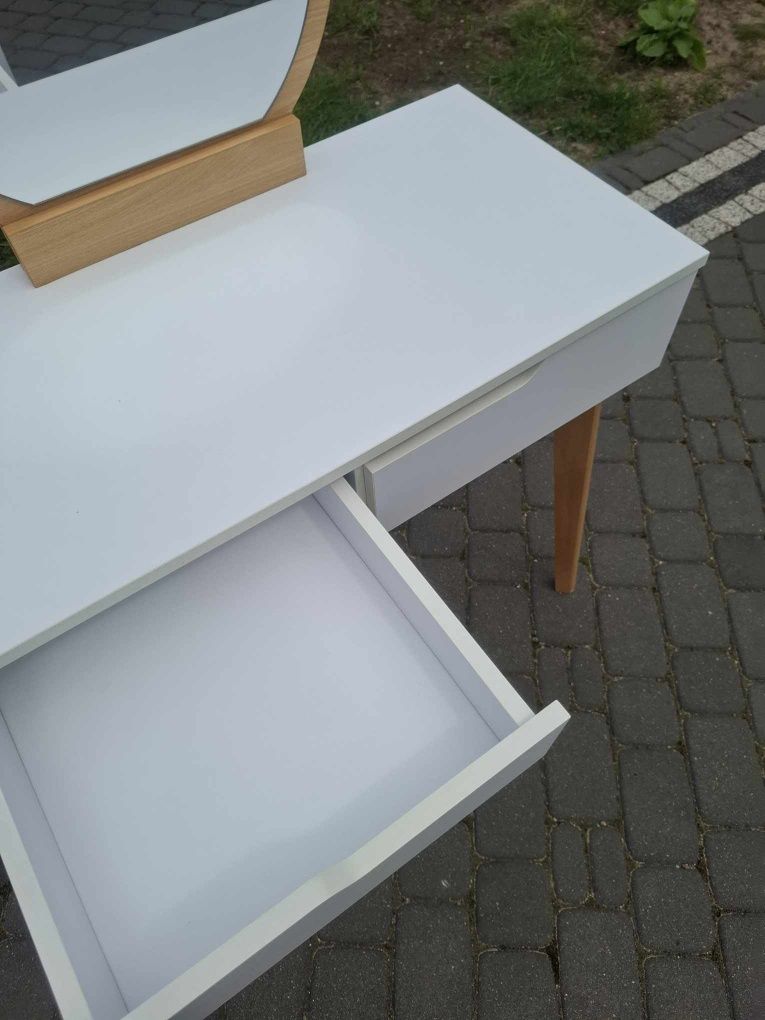 Toaletka biała z lustrem