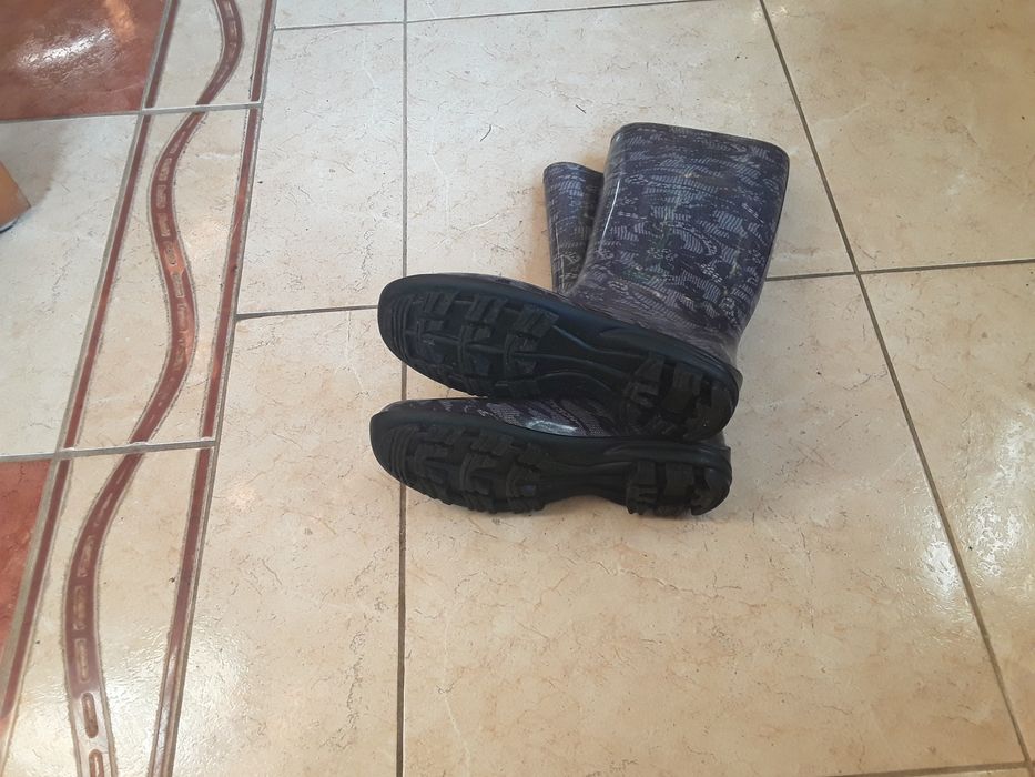 Piękne kalosze damskie 40 w czarne kwiaty