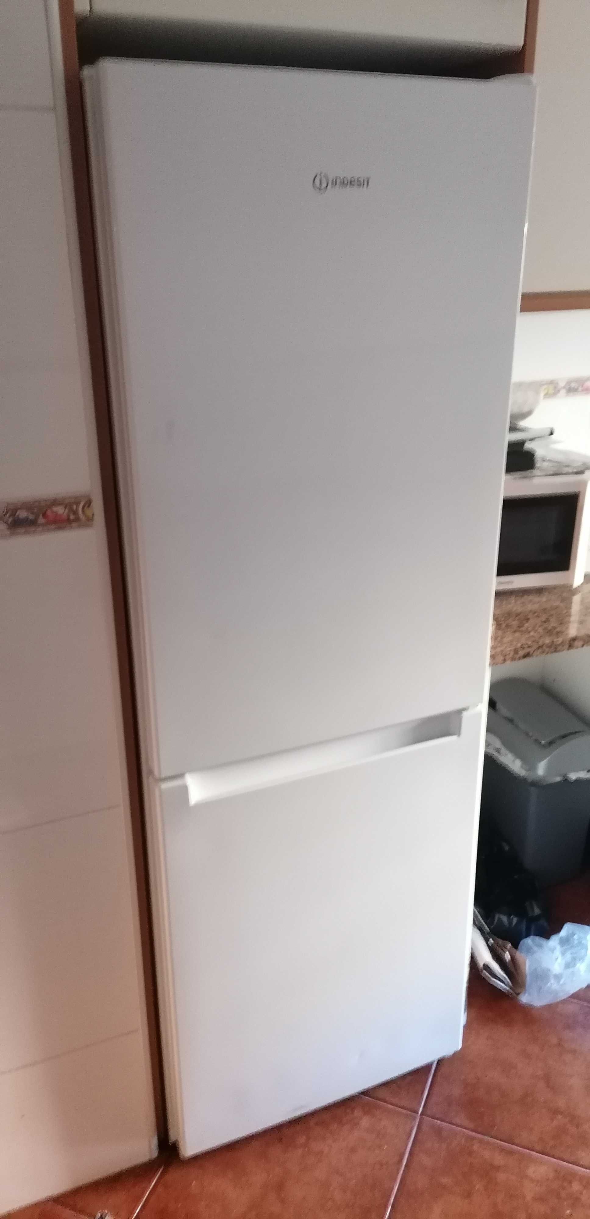 Frigorífico Indesit novo.