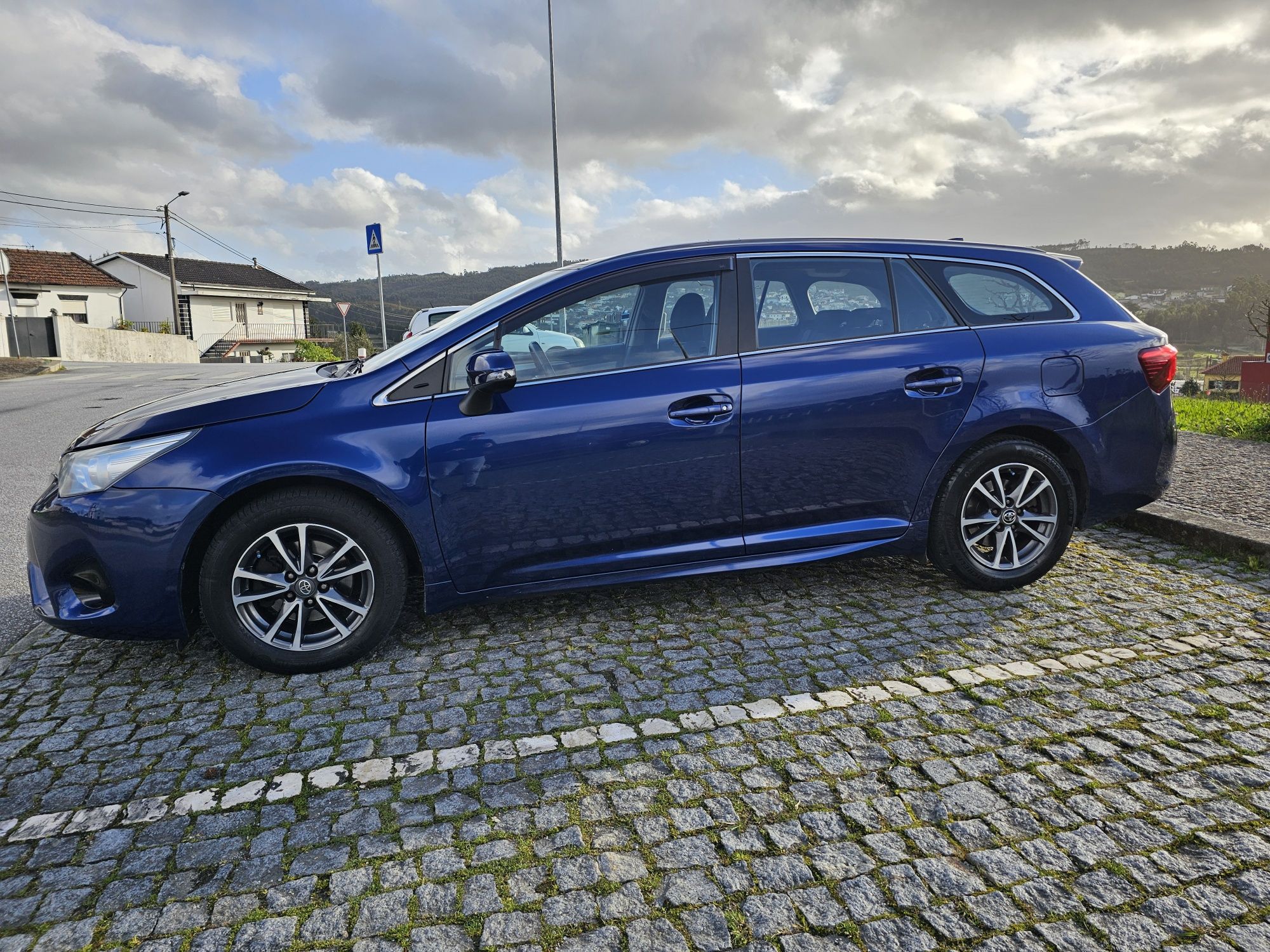 Toyota avensis 1.6 2016 impecável