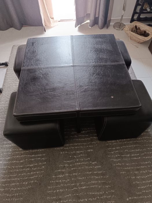 mesa de centro, com bancos embutidos