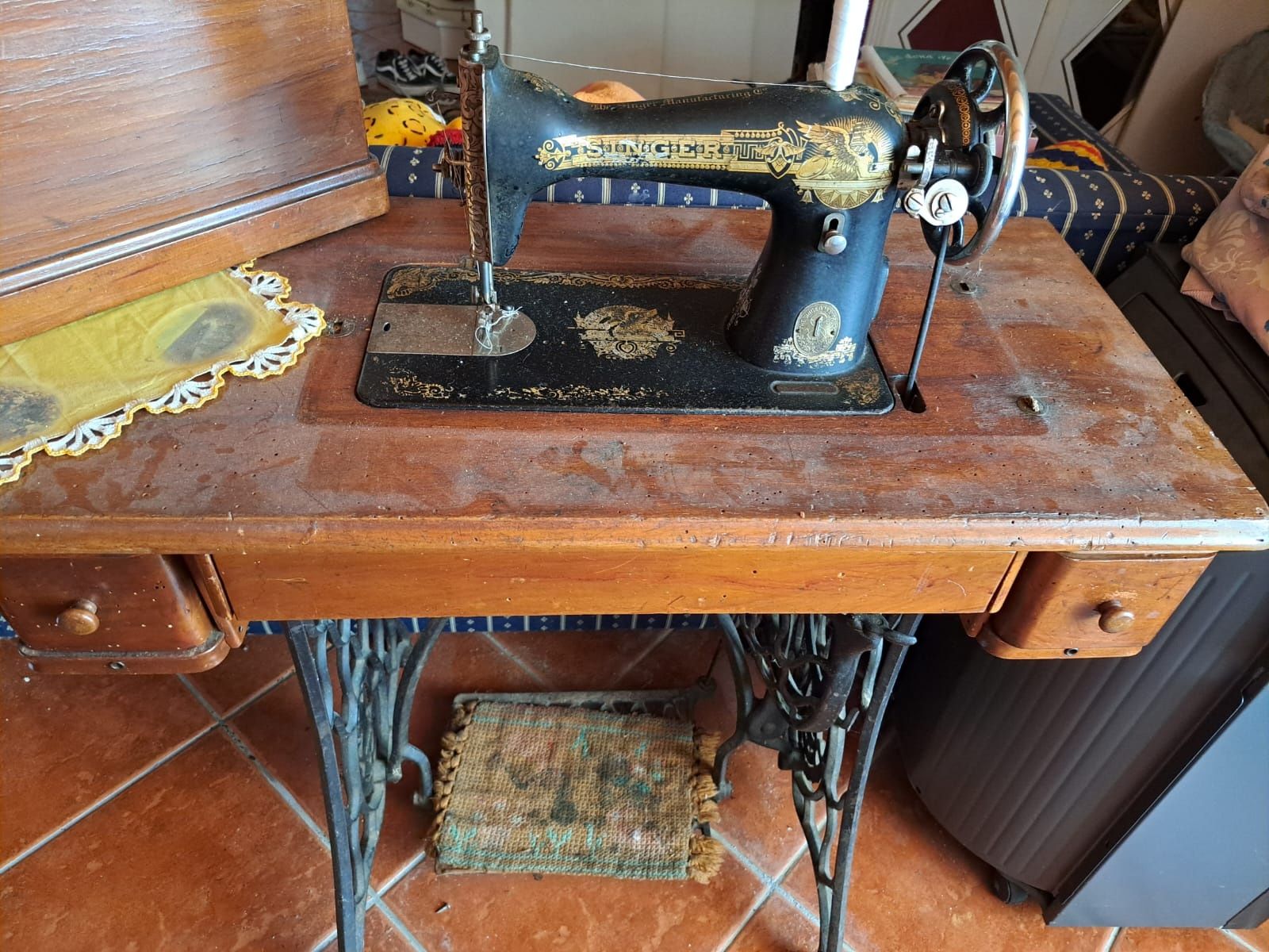 Maquina de costura com movel