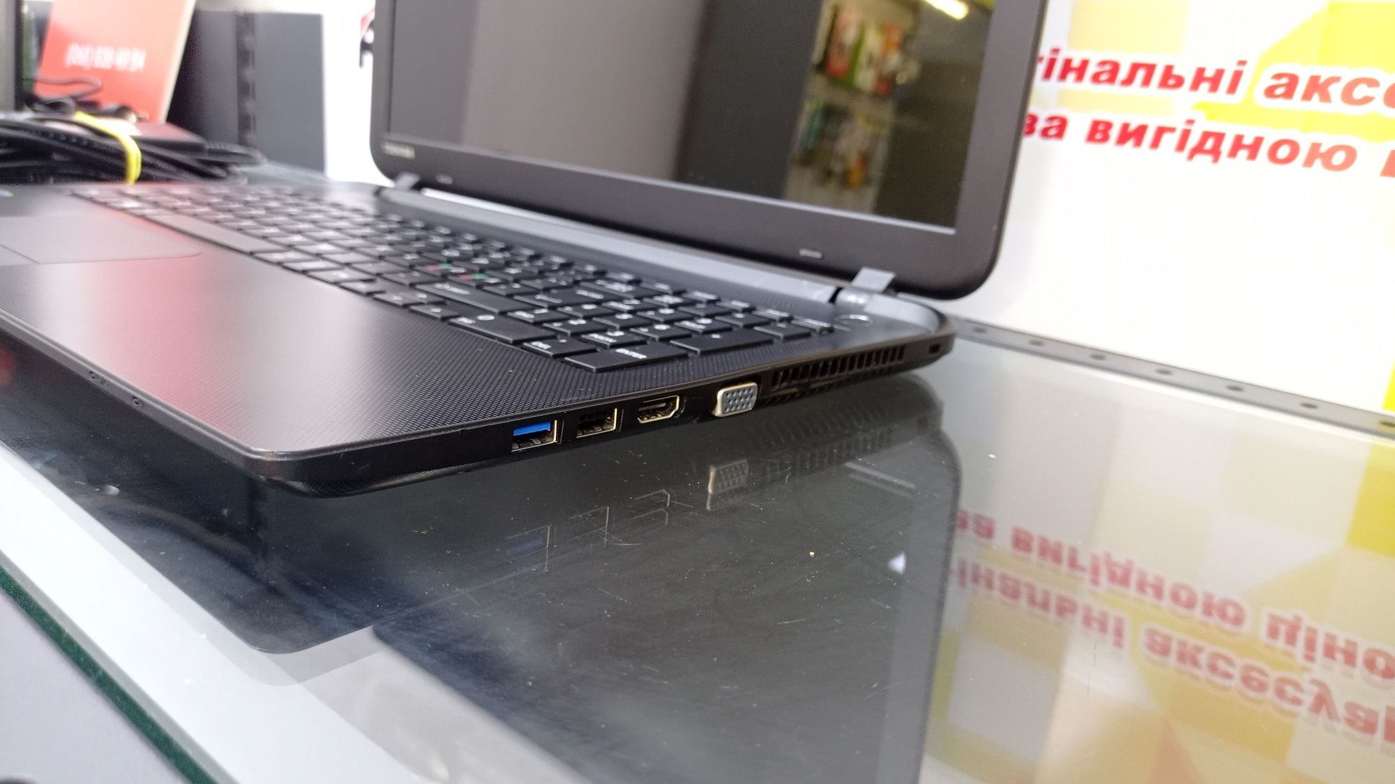 Toshiba C50 Чудовий стан (Intel Celeron/4Gb/750Gb/Intel HD)