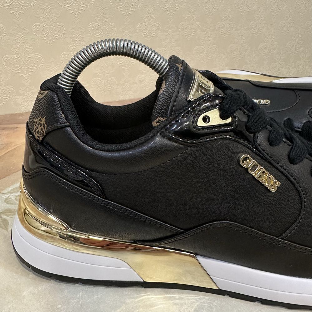 GUESS. Жіночі  кросівки. Оригінал. Нові. Розмір 41.