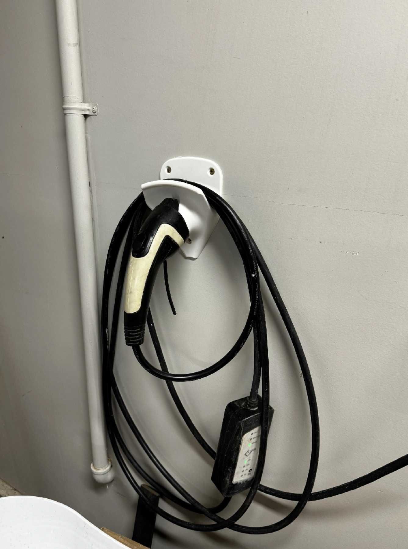 Держатель Боковой зарядного Leaf Volt Tesla. GBT Tipe 1 Type 2 - J1772