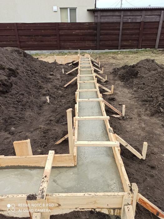 Фундаменти. Заливка і стяжка полів.Установка забору