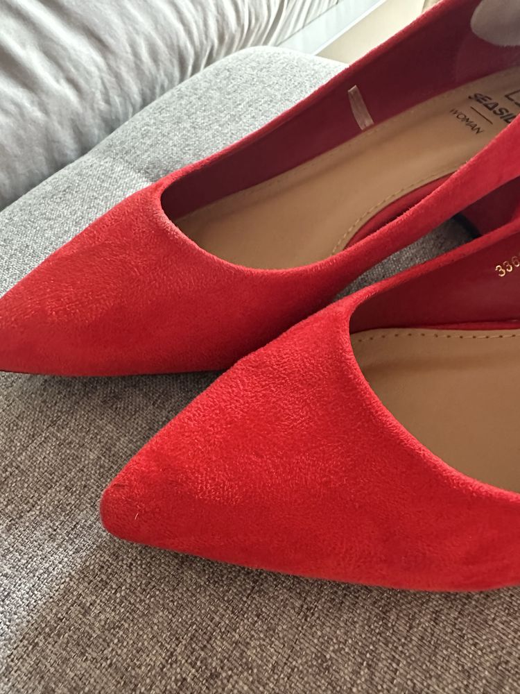 Sapatos altos vermelhos