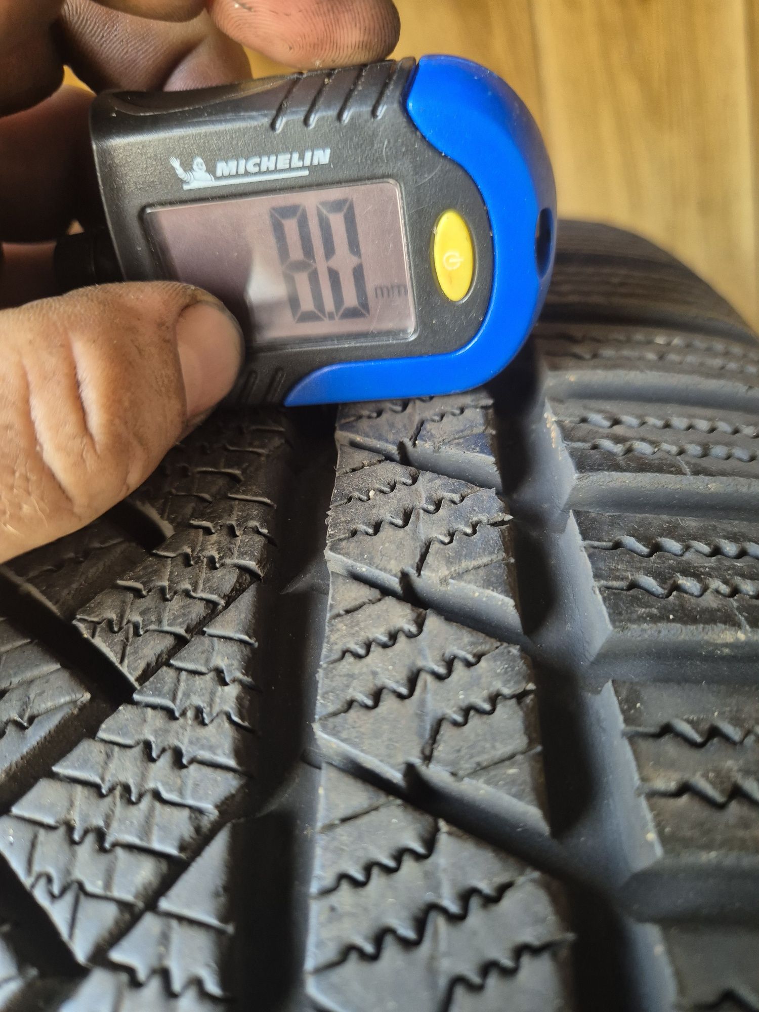 225/55/17 Continental para zima 8mm 17r stan bdb