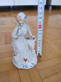 Figurka porcelanowa - kobieta