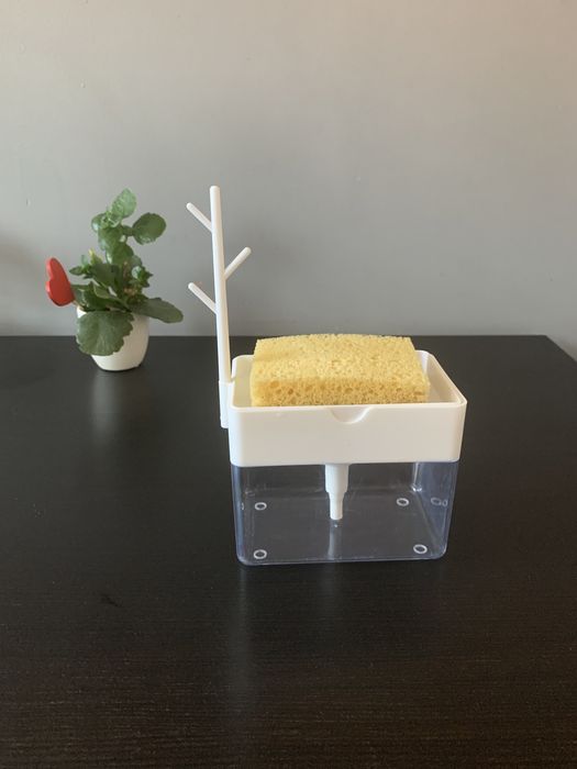 Pojemnik dozownik na plyn do naczyn  z miejscem na gabke