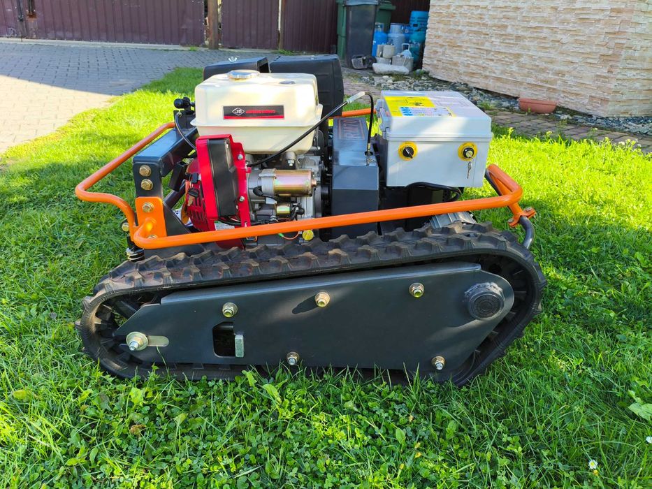 Robot koszący na gąsienicach, zdalnie sterowany