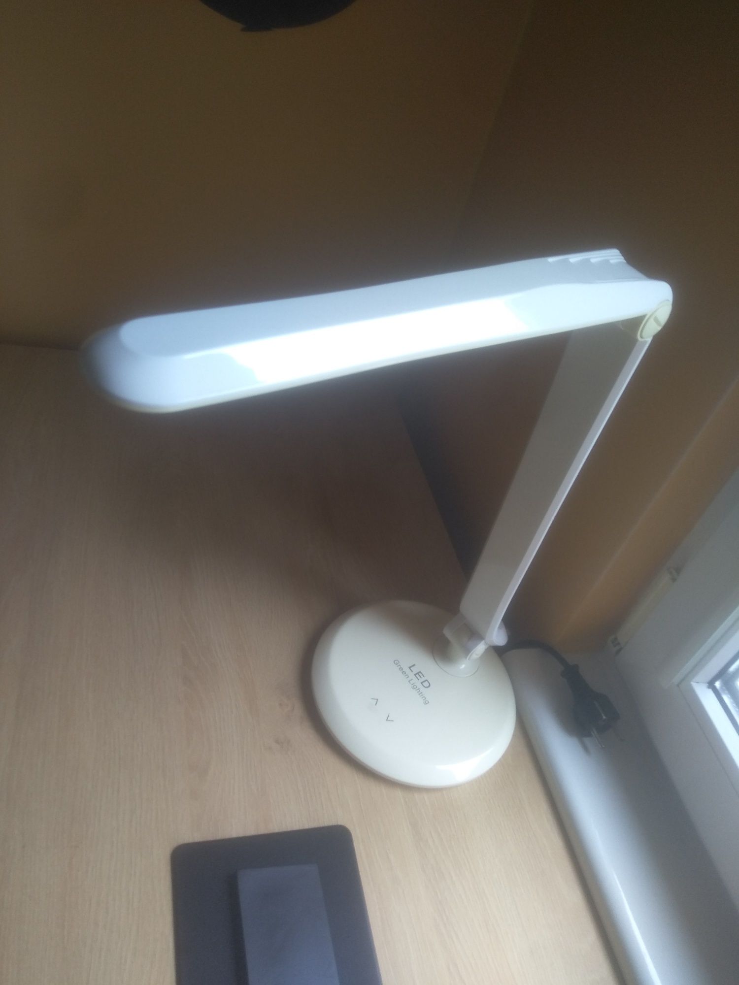 Lampka biurkowa led kaja z regulacją kąta nachylenia i jasności światł