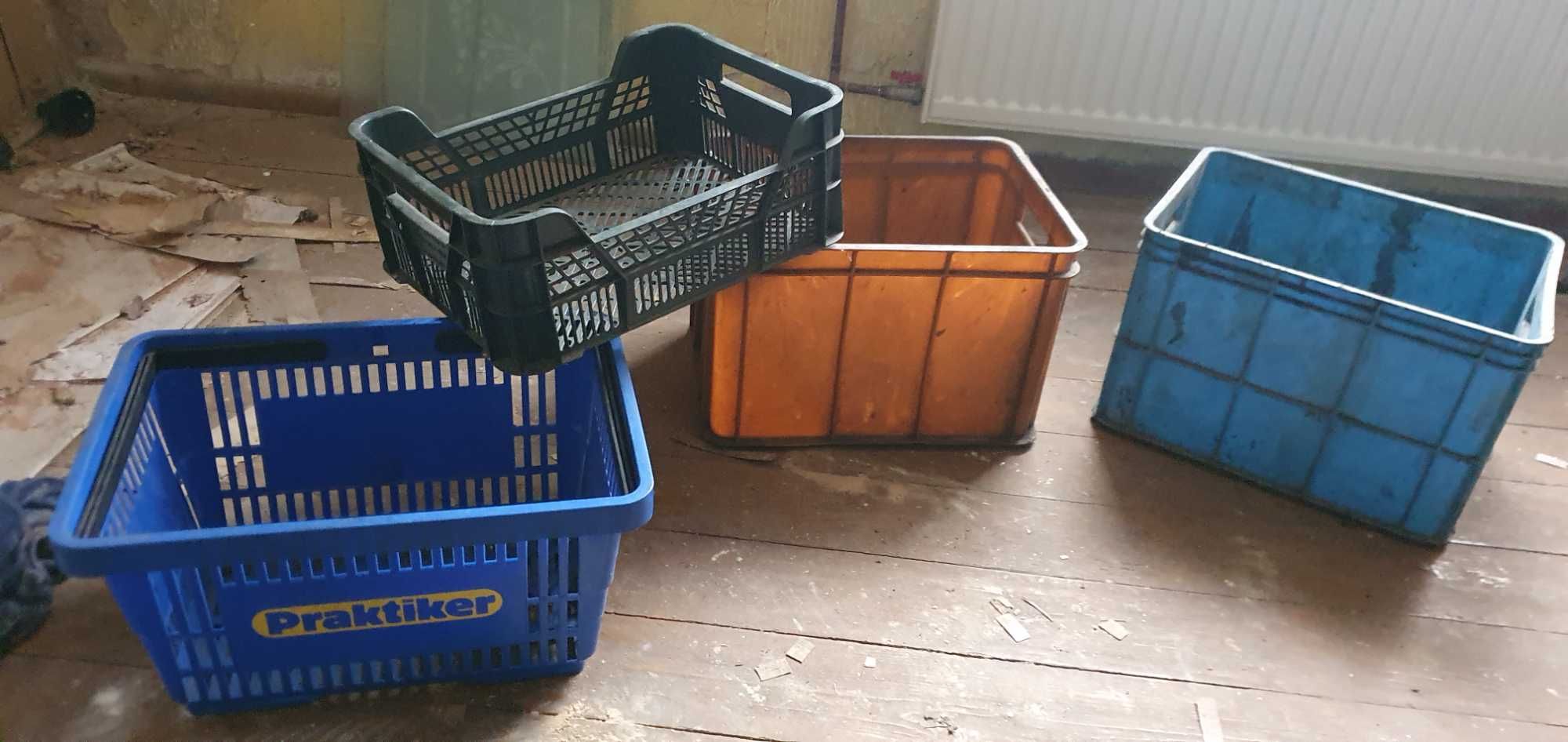 Plastikowe pojemniki  i kosz