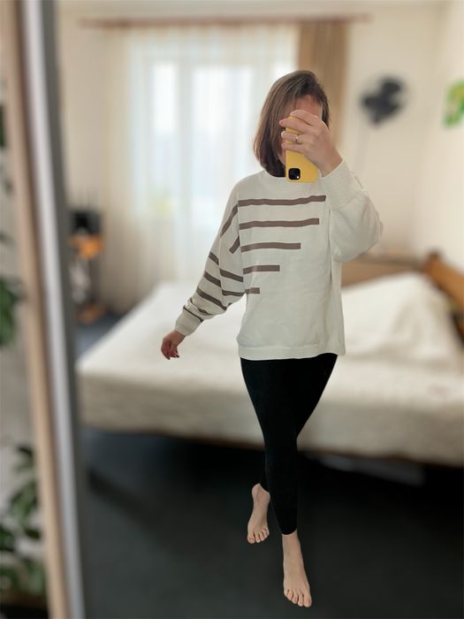 Светр жіночий молочний