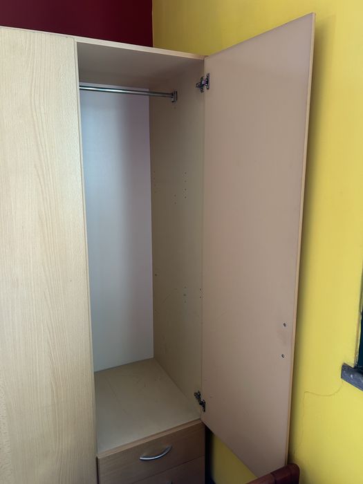 Roupeiro em bom estado