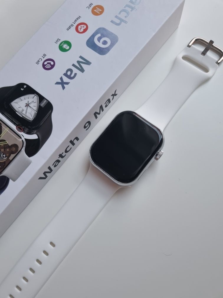 Smartwatch srebrny na białym pasku