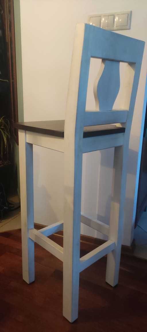 Drewniane krzesło/ Stołek barowy