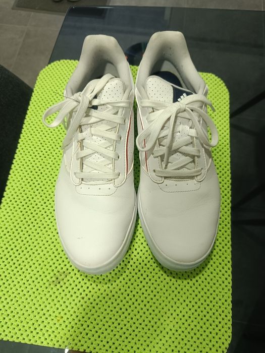 Sapatilhas de homem marca Hermes e Boss.