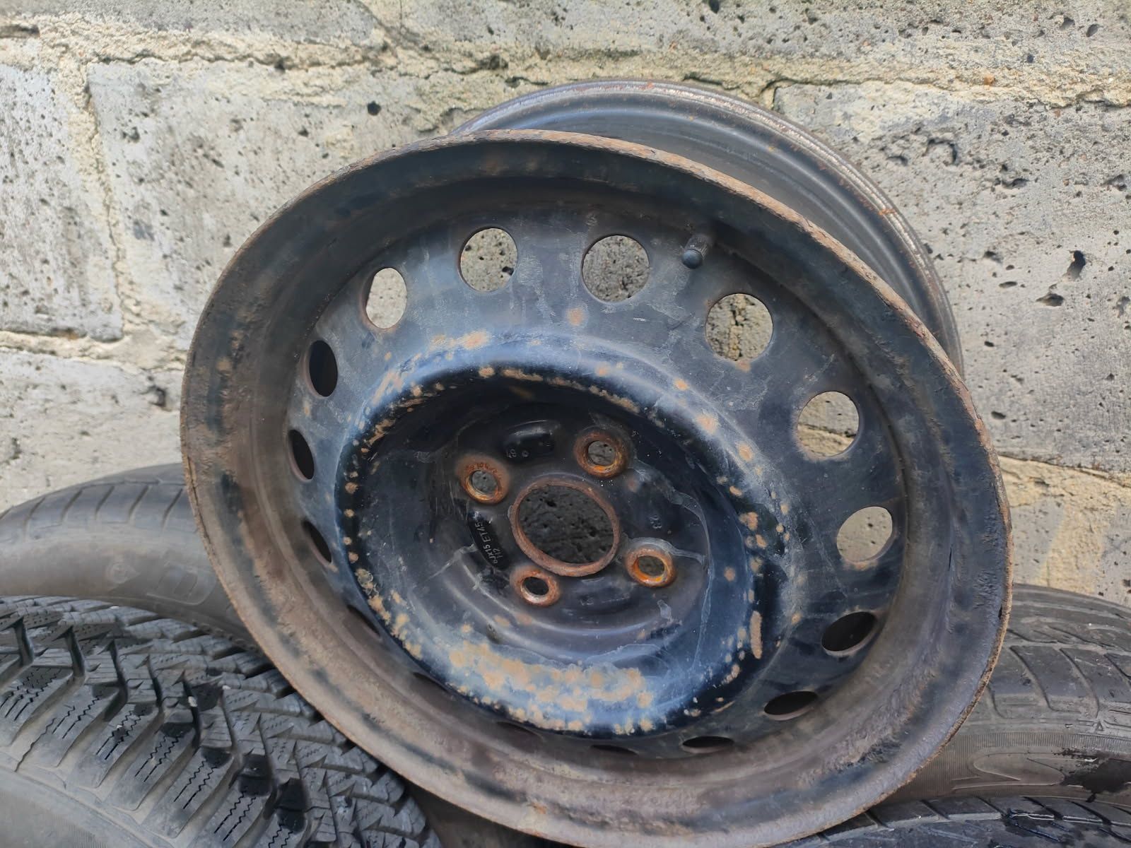Felgi stalowe 15 z oponami corolla E12