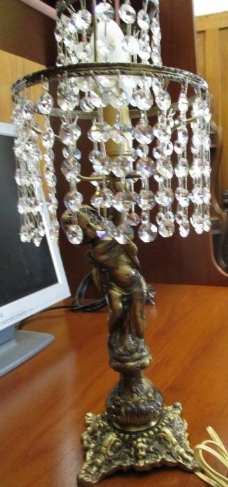Candeeiros metálicos e cristal
