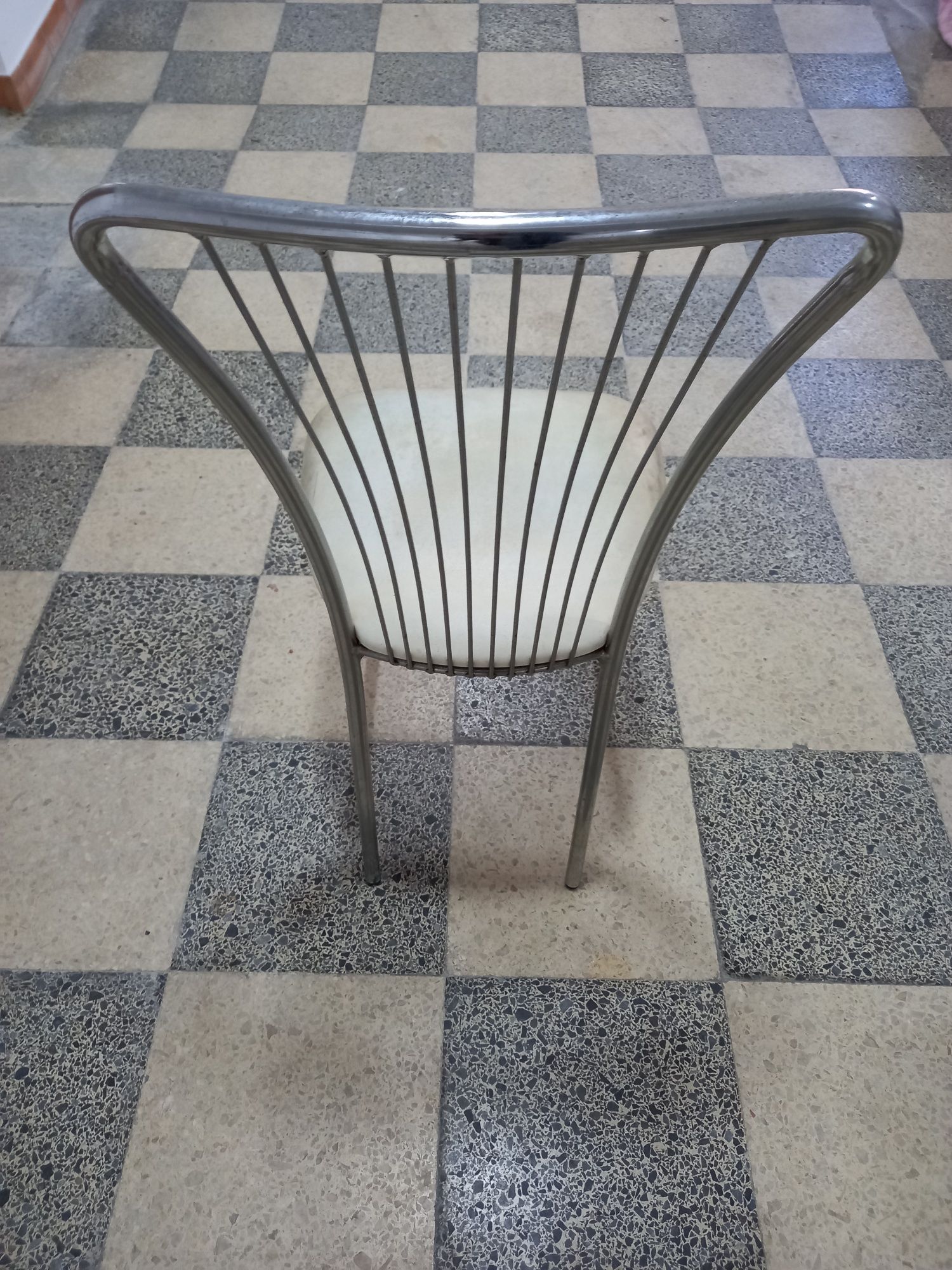 Cadeiras em metal
