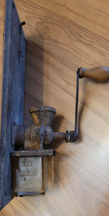 Stary młynek do mielenia kawy na ścianę