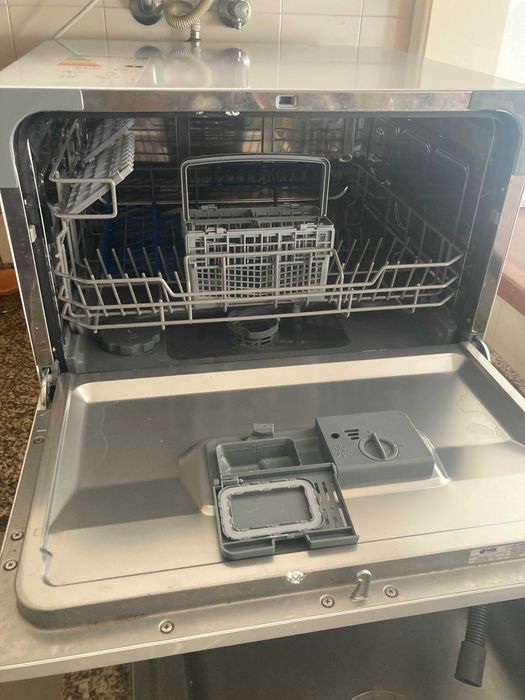 Máquina de lavar loiça VOX LCT8F Compacta, muito pouco uso.