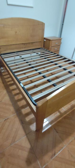Cama de casal e estrado, com 2 mesinhas de cabeceira em madeira